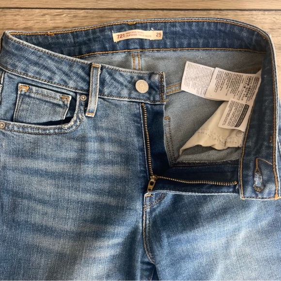 SOLD - Levi’s 721 High Rise Skinny Medium Wash Raw Hem Size 25 - Picture 4 of 10